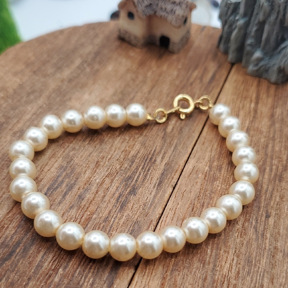 Elegant Faux Pearl Bracelet with‎ Gold Tone Clasp B3410
